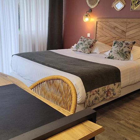 Logis Hotel La Croix Du Sud Le Tour-du-Parc Екстер'єр фото