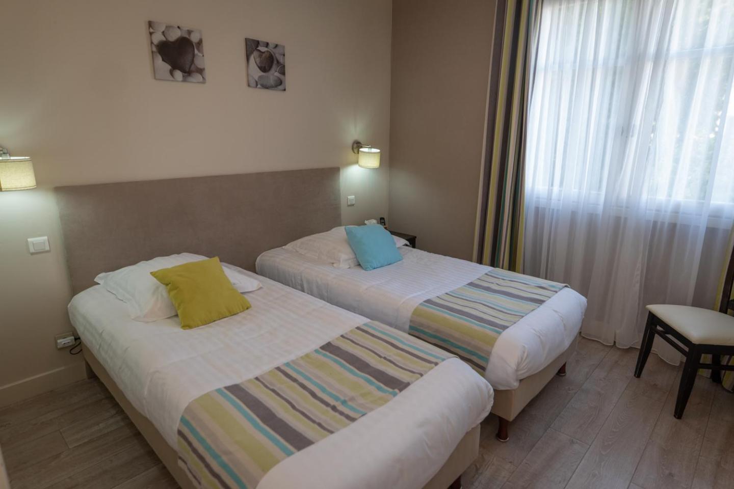 Logis Hotel La Croix Du Sud Le Tour-du-Parc Екстер'єр фото