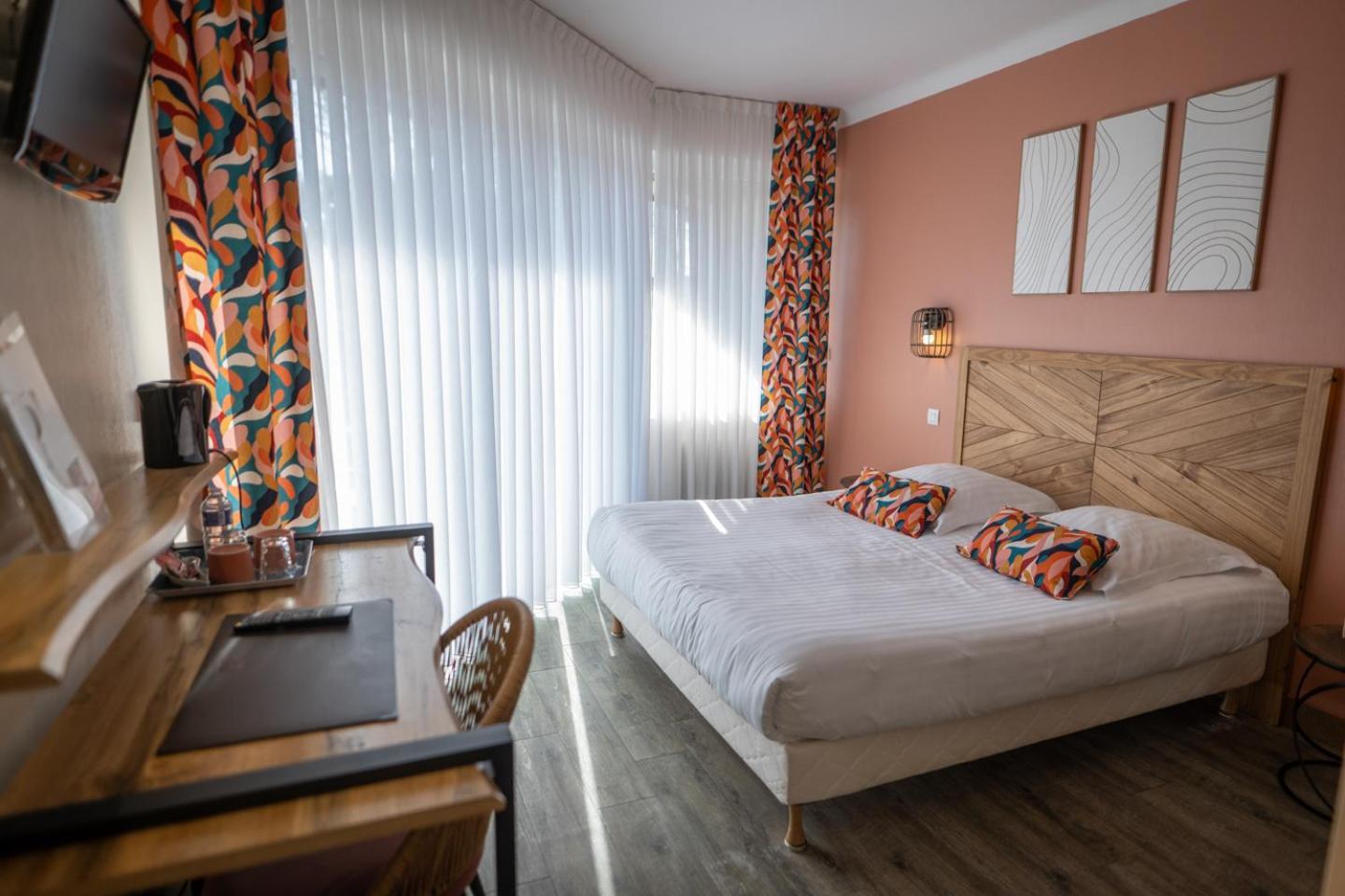 Logis Hotel La Croix Du Sud Le Tour-du-Parc Екстер'єр фото