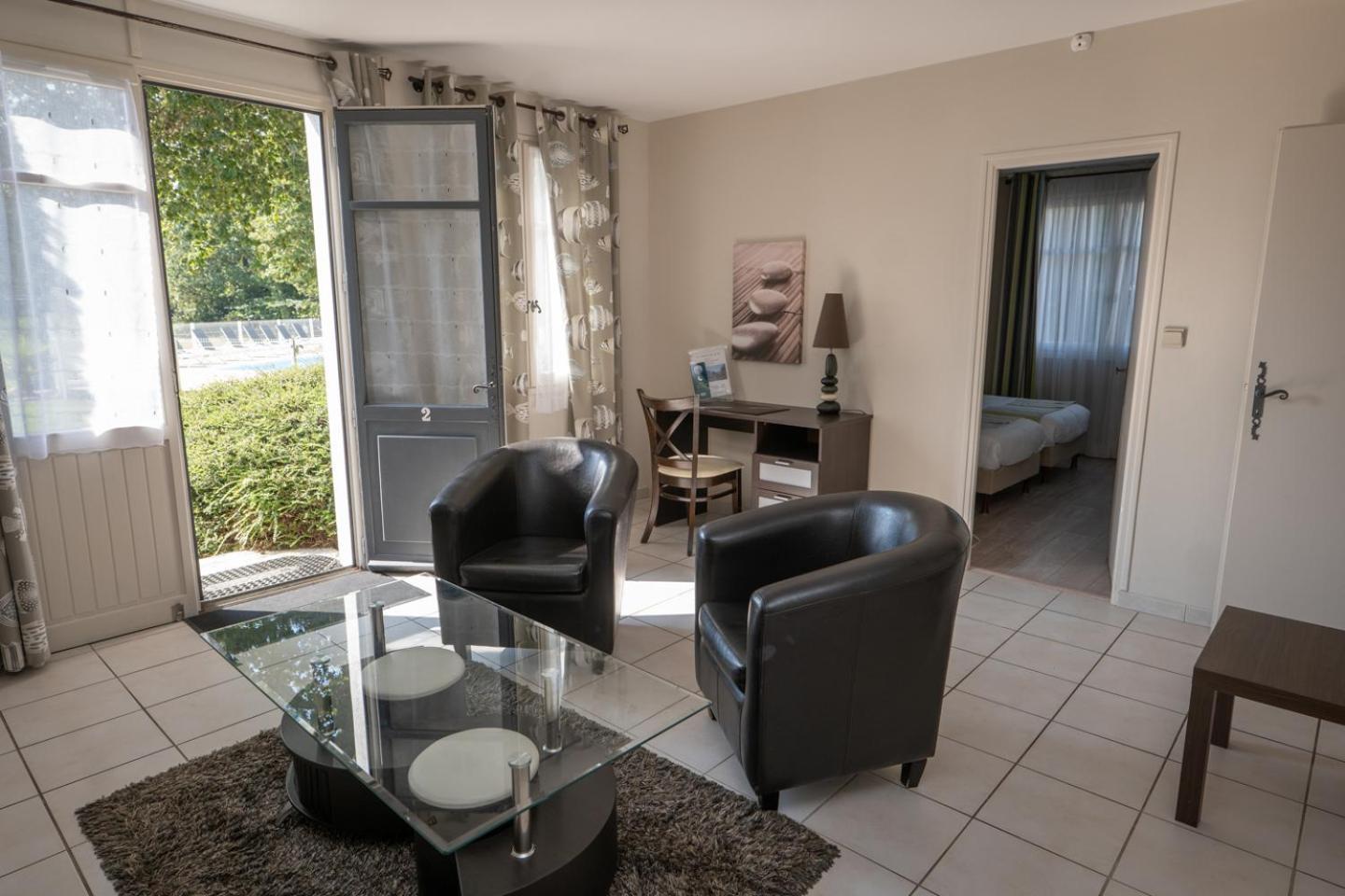 Logis Hotel La Croix Du Sud Le Tour-du-Parc Екстер'єр фото