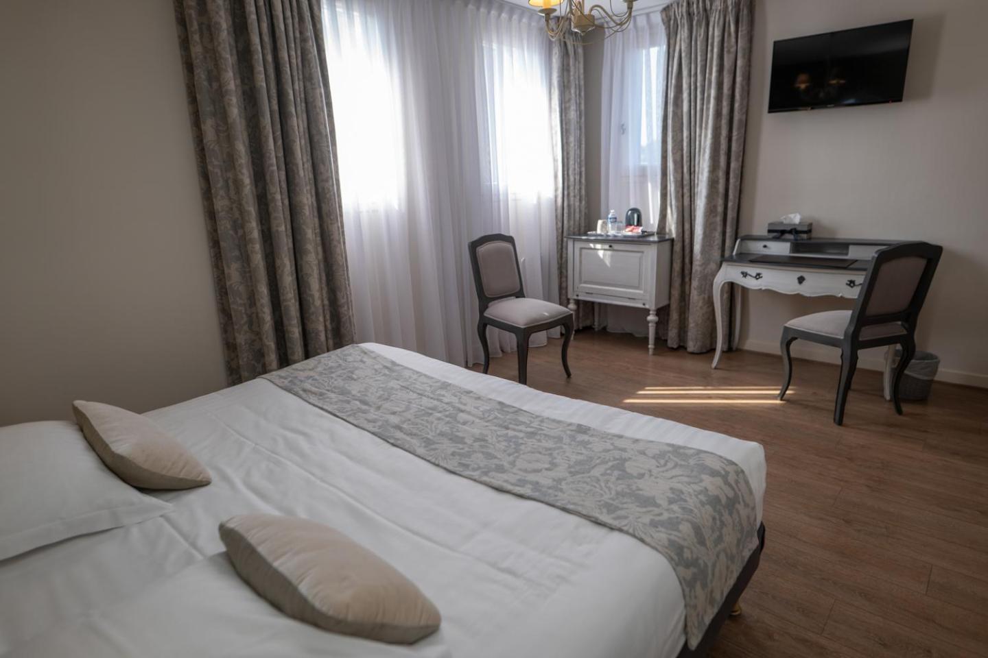 Logis Hotel La Croix Du Sud Le Tour-du-Parc Екстер'єр фото