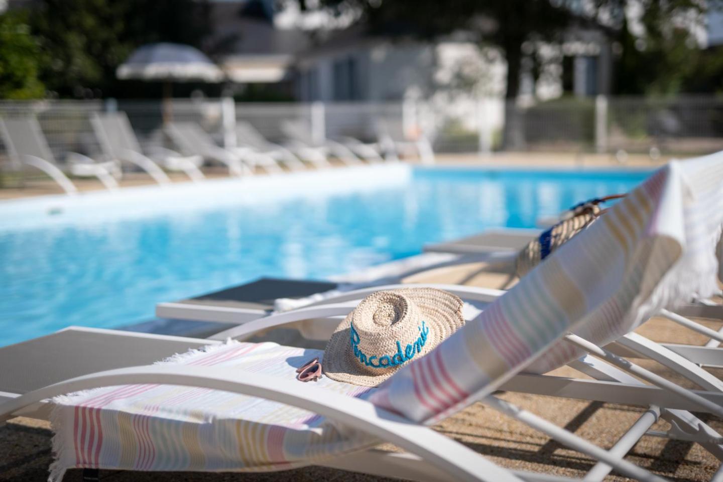 Logis Hotel La Croix Du Sud Le Tour-du-Parc Екстер'єр фото