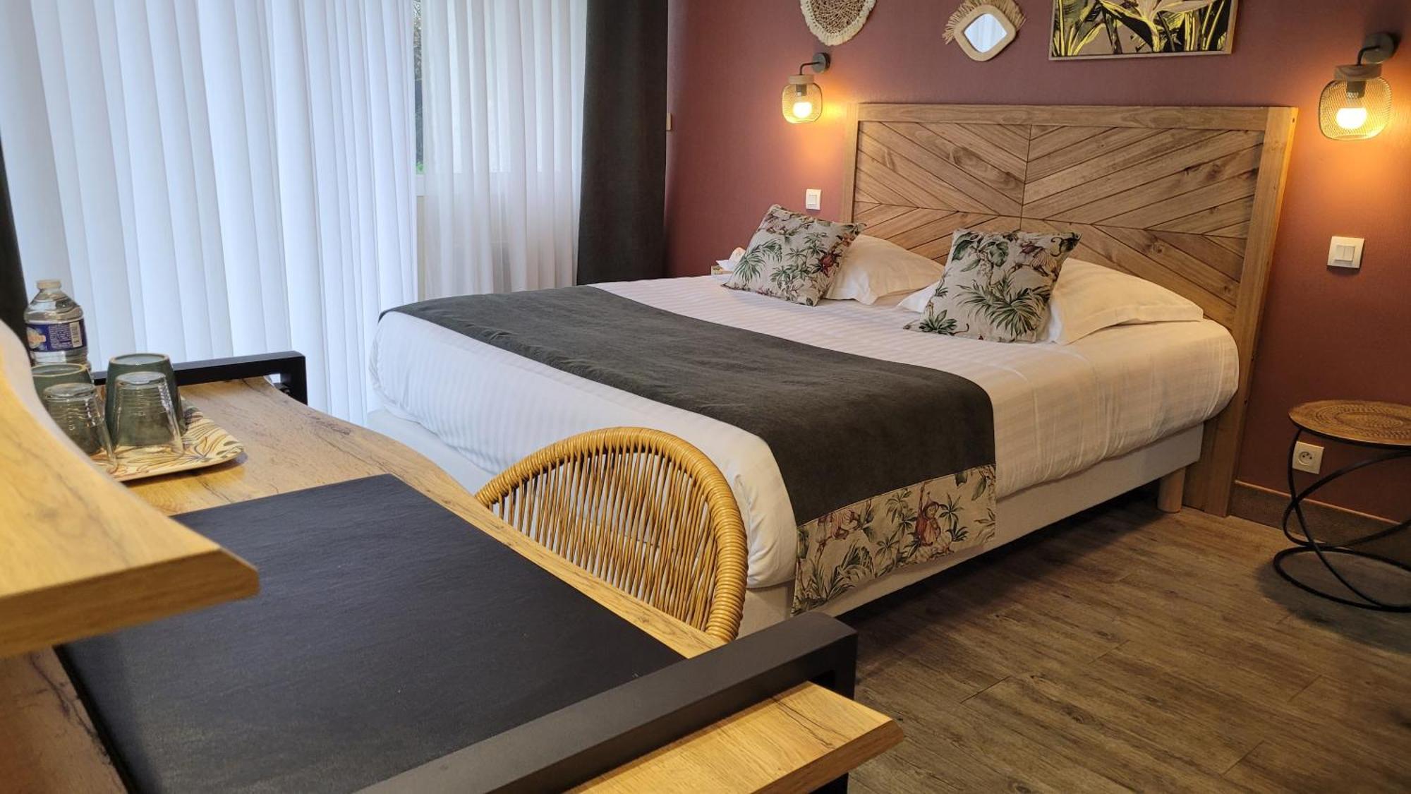 Logis Hotel La Croix Du Sud Le Tour-du-Parc Екстер'єр фото