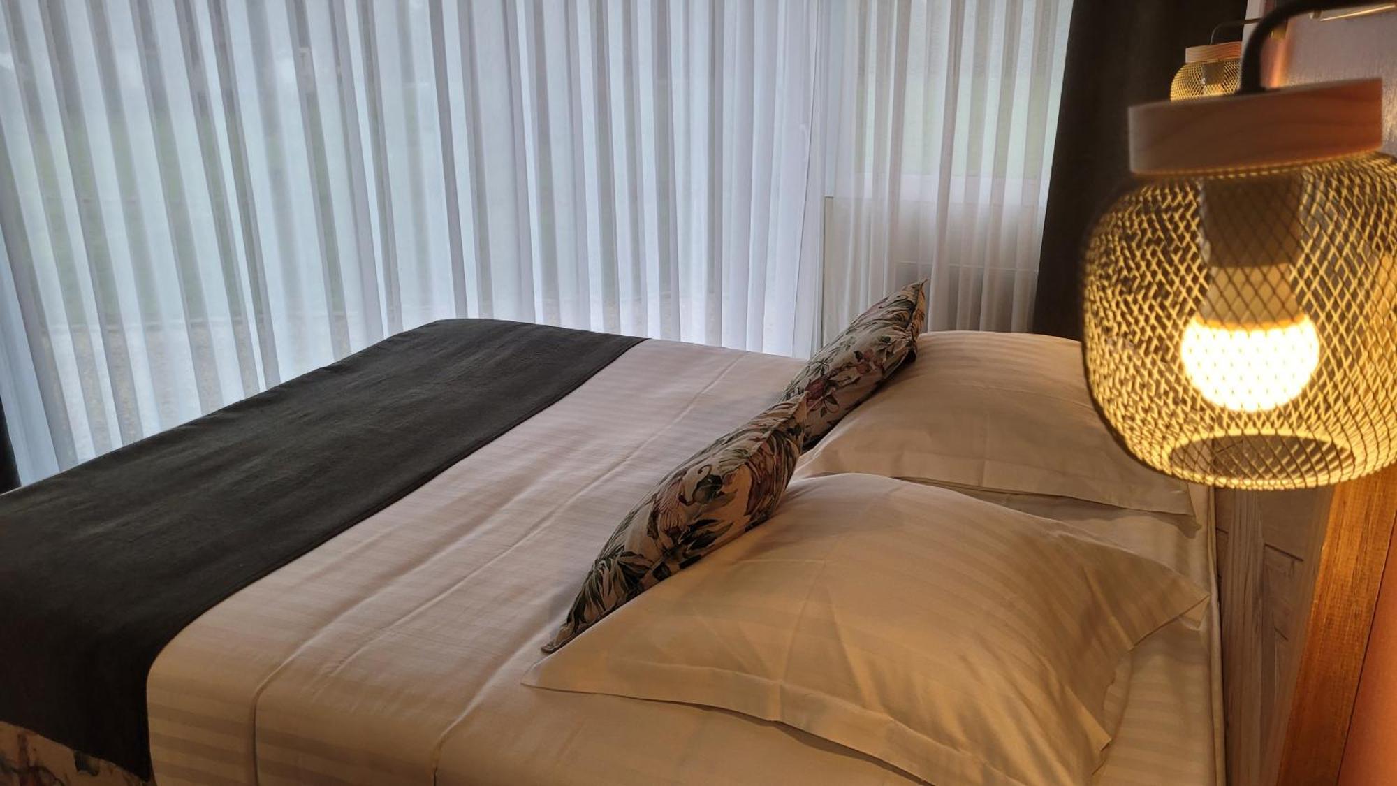 Logis Hotel La Croix Du Sud Le Tour-du-Parc Екстер'єр фото