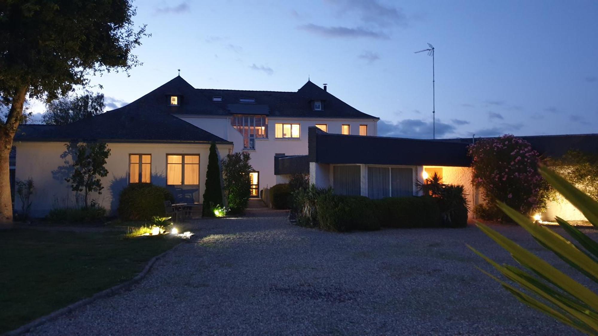 Logis Hotel La Croix Du Sud Le Tour-du-Parc Екстер'єр фото