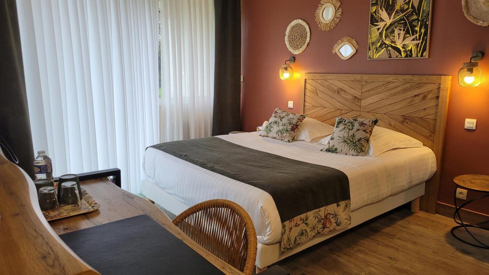 Logis Hotel La Croix Du Sud Le Tour-du-Parc Екстер'єр фото
